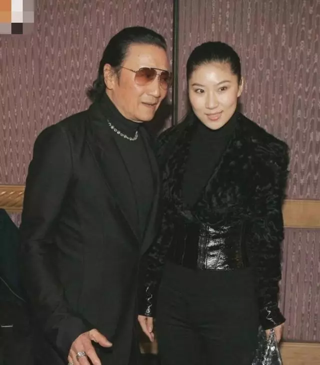 前妻秀恩愛你一口我一口的,謝賢也不甘寂寞進行回擊,約賭王四太梁安琪喝下午茶,自曝分手後獨居豪宅太枯燥!