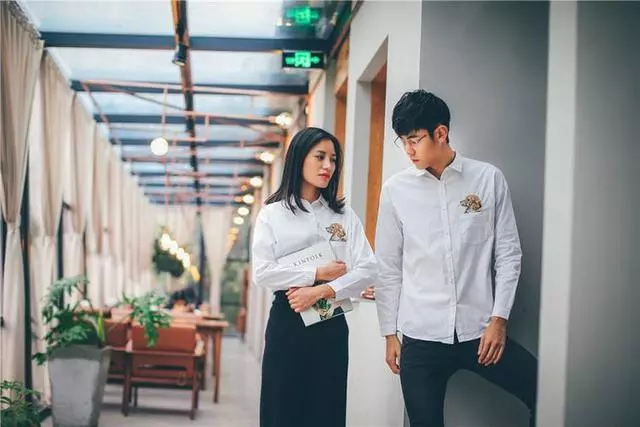 我結婚母親拒絕來參加,老婆穿著婚紗笑著跪在母親面前,母親愣了