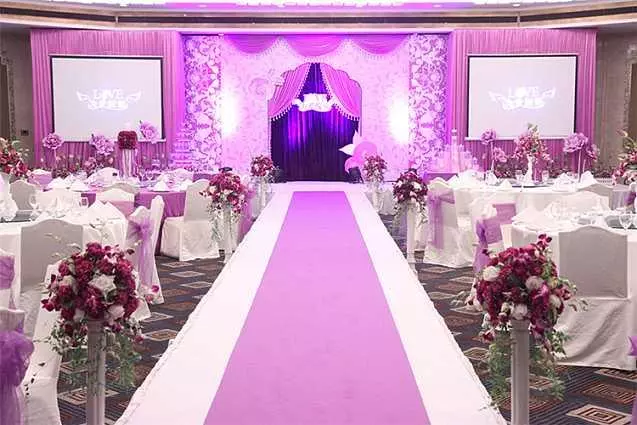 我結婚母親拒絕來參加,老婆穿著婚紗笑著跪在母親面前,母親愣了