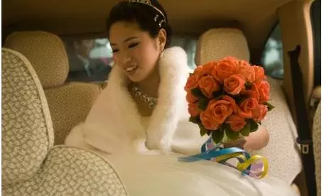 我結婚母親拒絕來參加,老婆穿著婚紗笑著跪在母親面前,母親愣了