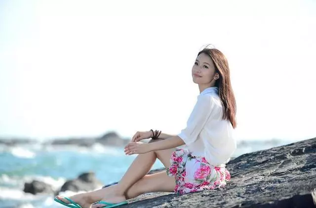 小姑子經常來我家小住,看到老公的朋友圈,我哭著把小姑子趕出門