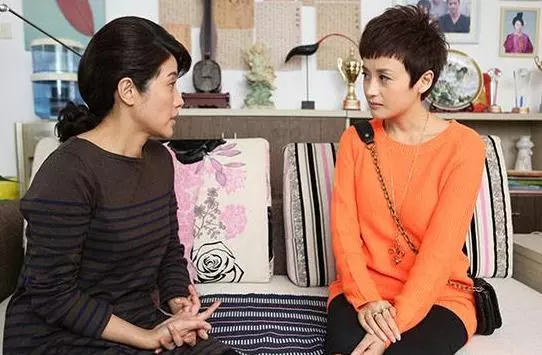 小姑子經常來我家小住,看到老公的朋友圈,我哭著把小姑子趕出門
