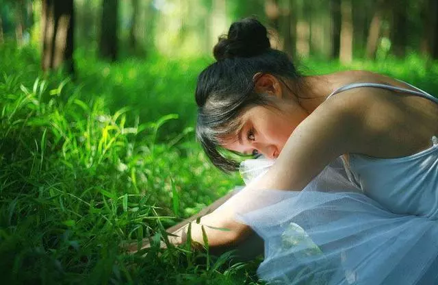 母親來照顧老婆坐月子,我下班回去看一眼母親的衣服,我怒提離婚