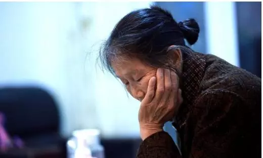 婆婆三個兒女,偏要我給她養老,聽到她和鄰居聊天我打自己一巴掌