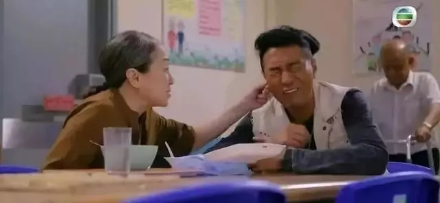 再掀臥底熱潮!53歲「民選影帝」憑TVB熱播劇爆紅:老婆都看到哭!