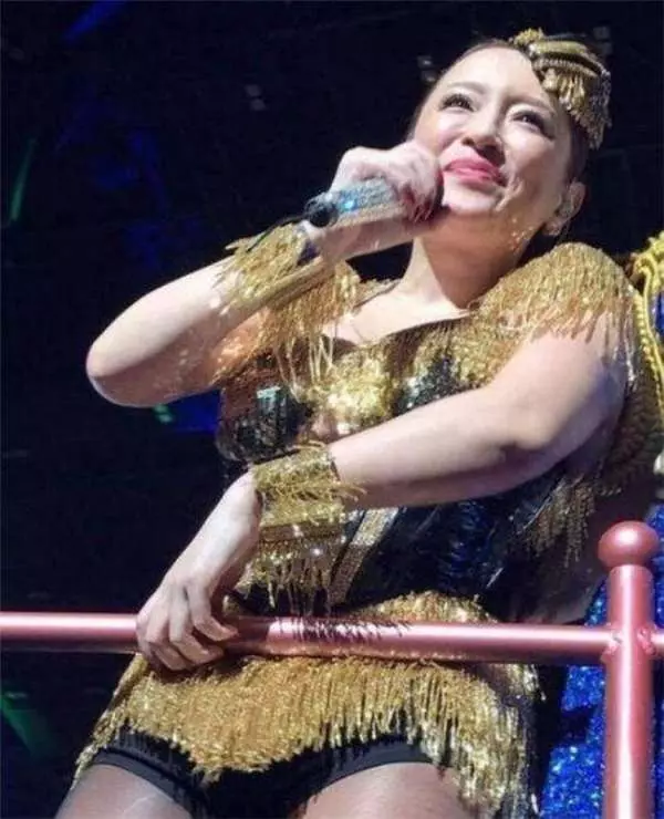 2歲遭父遺棄的她憑一己之力躍身為日本超人氣天後,卻遭外國男友拋棄後雙耳失聰腿病纏身!
