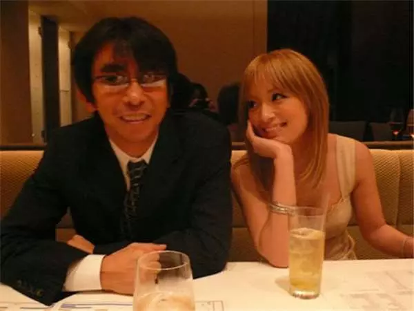 2歲遭父遺棄的她憑一己之力躍身為日本超人氣天後,卻遭外國男友拋棄後雙耳失聰腿病纏身!