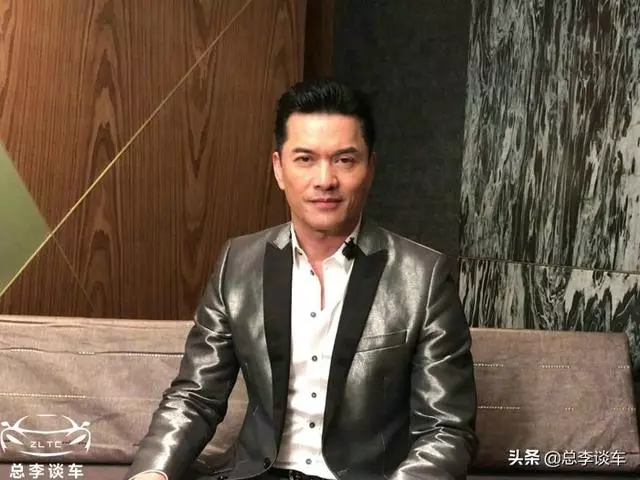 呂良偉的座駕,車牌有6有8,身價十幾億,自己動手洗車!