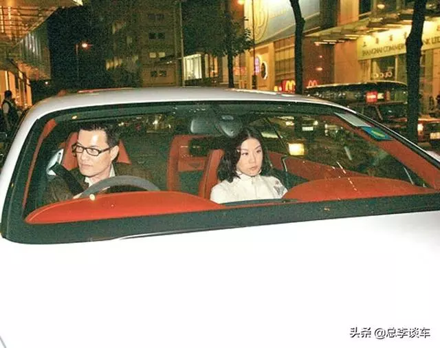 呂良偉的座駕,車牌有6有8,身價十幾億,自己動手洗車!
