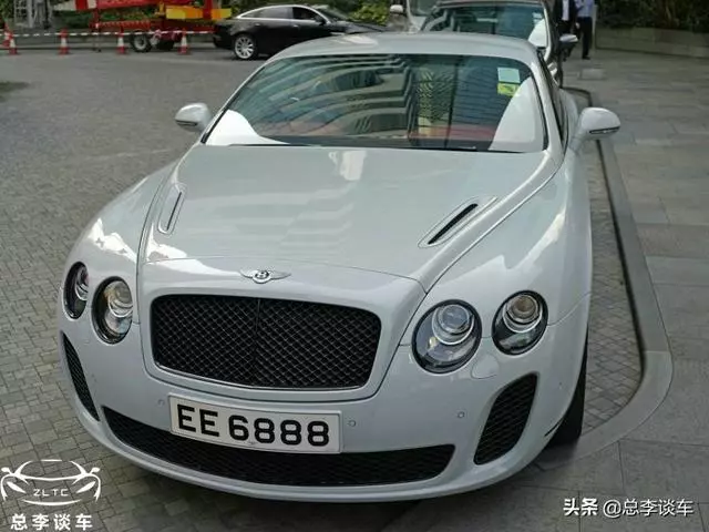 呂良偉的座駕,車牌有6有8,身價十幾億,自己動手洗車!