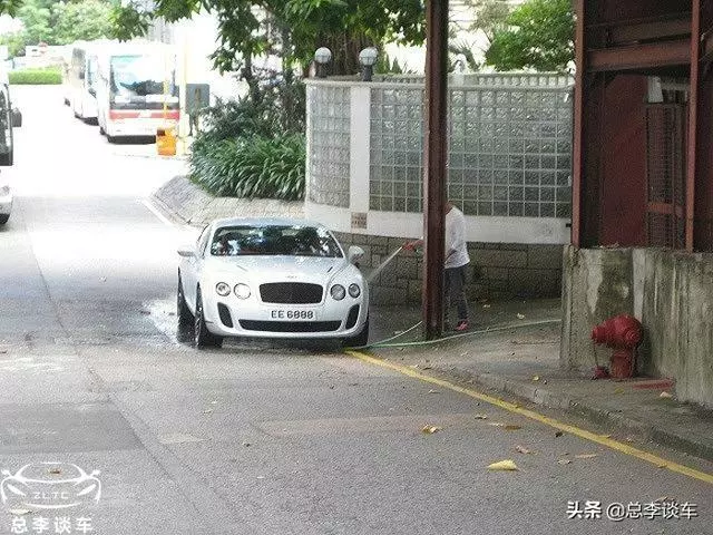 呂良偉的座駕,車牌有6有8,身價十幾億,自己動手洗車!