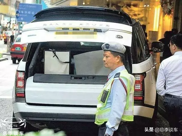呂良偉的座駕,車牌有6有8,身價十幾億,自己動手洗車!