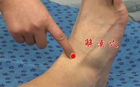 長期大腦供血不足危害大,常刺激腳上這一穴位可有效改善