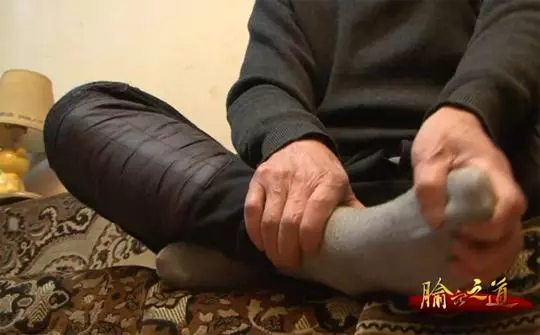 長期大腦供血不足危害大,常刺激腳上這一穴位可有效改善