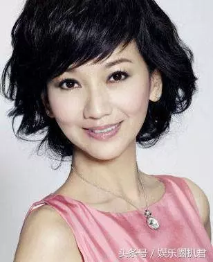 63歲趙雅芝與兒子合照似情侶,『 但網友卻紛紛注意到她的腳』~