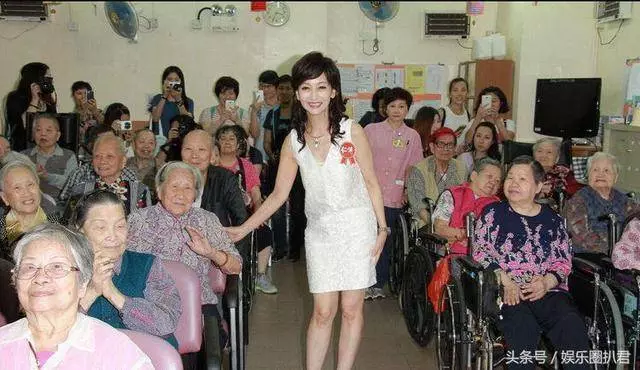 63歲趙雅芝與兒子合照似情侶,『 但網友卻紛紛注意到她的腳』~