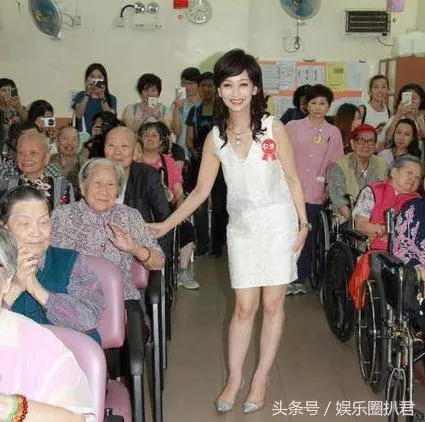 63歲趙雅芝與兒子合照似情侶,『 但網友卻紛紛注意到她的腳』~