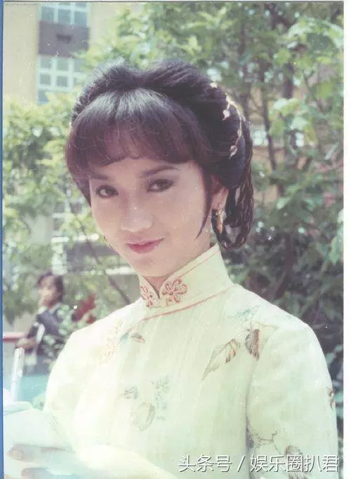 63歲趙雅芝與兒子合照似情侶,『 但網友卻紛紛注意到她的腳』~