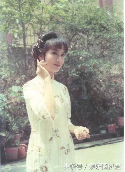 63歲趙雅芝與兒子合照似情侶,『 但網友卻紛紛注意到她的腳』~