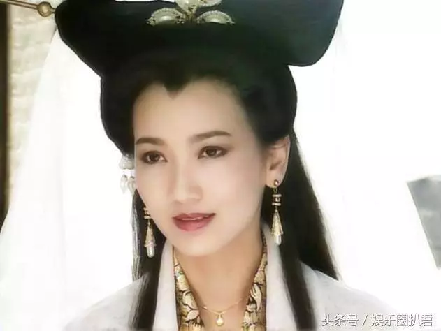 63歲趙雅芝與兒子合照似情侶,『 但網友卻紛紛注意到她的腳』~