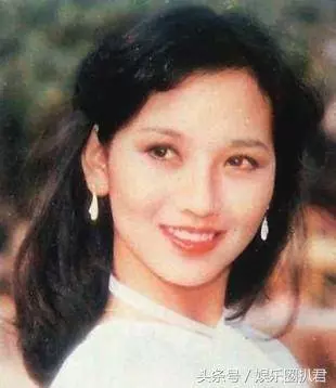 63歲趙雅芝與兒子合照似情侶,『 但網友卻紛紛注意到她的腳』~