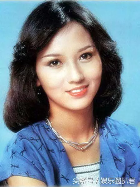 63歲趙雅芝與兒子合照似情侶,『 但網友卻紛紛注意到她的腳』~