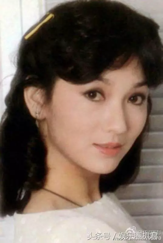 63歲趙雅芝與兒子合照似情侶,『 但網友卻紛紛注意到她的腳』~