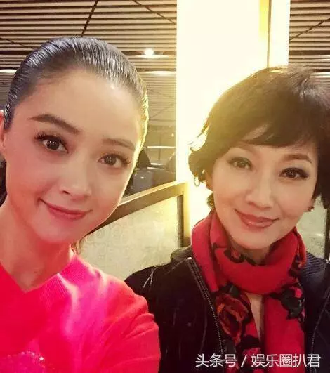 63歲趙雅芝與兒子合照似情侶,『 但網友卻紛紛注意到她的腳』~