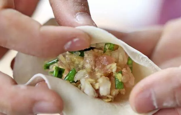 怎麼才能調出好吃鮮美的餃子肉餡？只需把這四步驟：豬肉餃子餡的調製方法學起來！