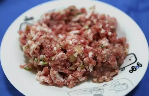 怎麼才能調出好吃鮮美的餃子肉餡？只需把這四步驟：豬肉餃子餡的調製方法學起來！