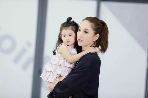 史上最靚乾媽團!Yumiko鄭希怡為女兒梁浸浸慶4歲生日❤ 天后級的她們也來啦!網民:好幸福啊~