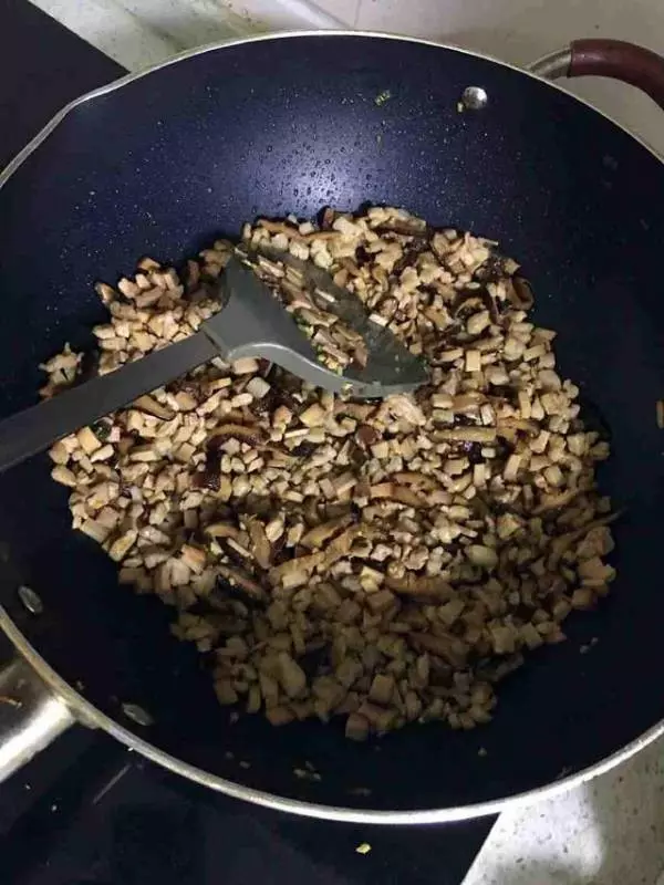 熬香菇肉醬到底放不放醬油,老廚師教您做,學會再也不愁!