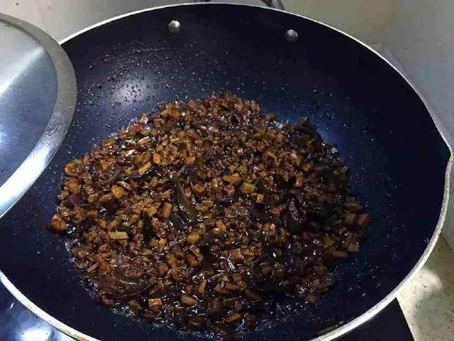 熬香菇肉醬到底放不放醬油,老廚師教您做,學會再也不愁!