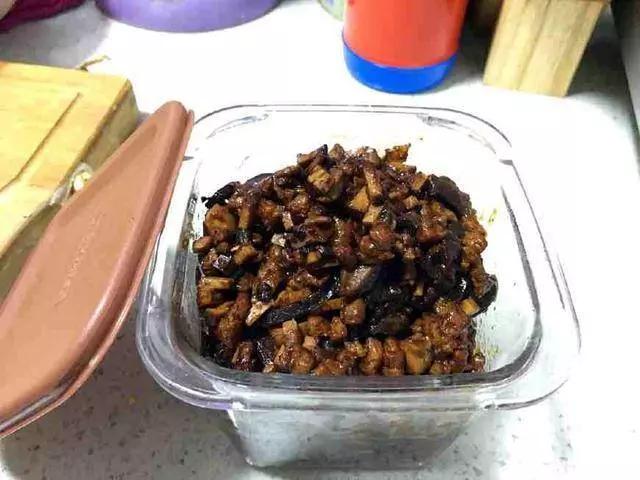 熬香菇肉醬到底放不放醬油,老廚師教您做,學會再也不愁!