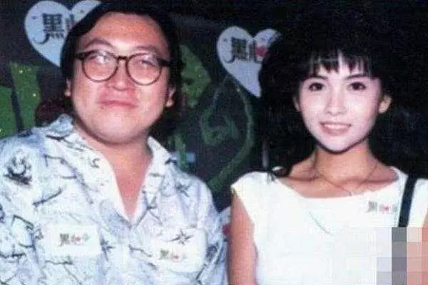 63歲王晶全家照曝光,看了他身邊的妻子,才知道王晶為什麼拋棄邱淑貞,和她在一起!