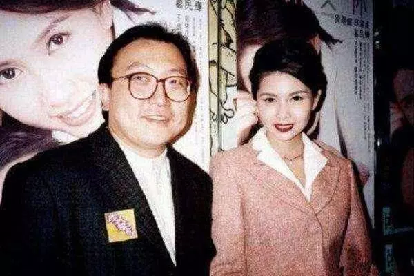 63歲王晶全家照曝光,看了他身邊的妻子,才知道王晶為什麼拋棄邱淑貞,和她在一起!