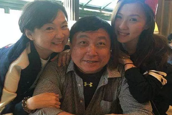 63歲王晶全家照曝光,看了他身邊的妻子,才知道王晶為什麼拋棄邱淑貞,和她在一起!
