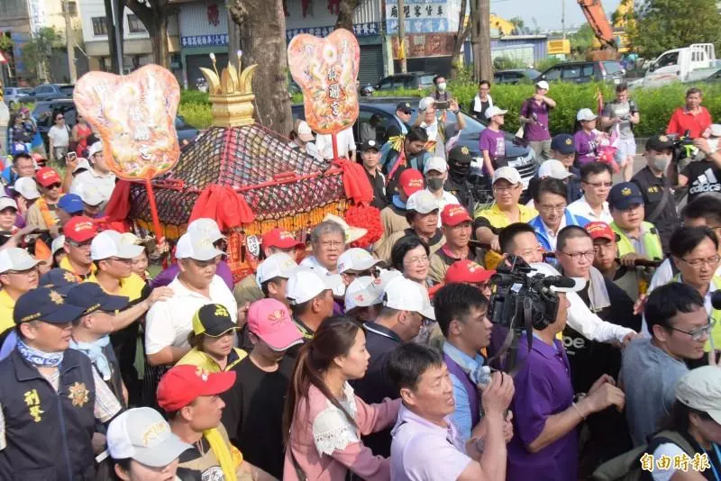 媽祖遶境爆衝突!顏清標親自壓轎「遭陣頭巴下去」 他當場「保護身障人士」嗆聲:不是都講好了