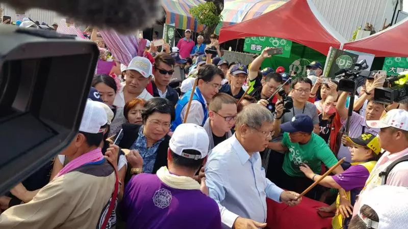 媽祖遶境爆衝突!顏清標親自壓轎「遭陣頭巴下去」 他當場「保護身障人士」嗆聲:不是都講好了