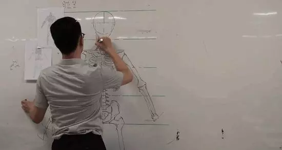 台灣帥講師把黑板當畫布 手繪超精緻「人體透視圖」強大到讓你不想看3D人骨架