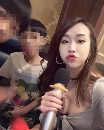 正妹空姐KTV穿超辣! 陪姪子唱歌「北半球被看光」網暴動:好兇