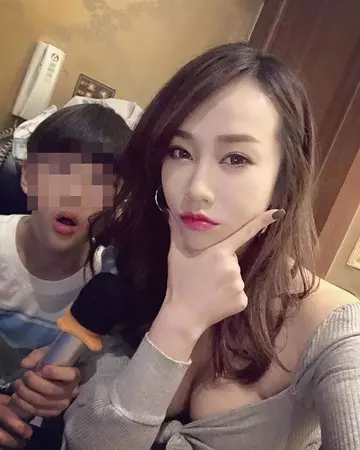 正妹空姐KTV穿超辣! 陪姪子唱歌「北半球被看光」網暴動:好兇
