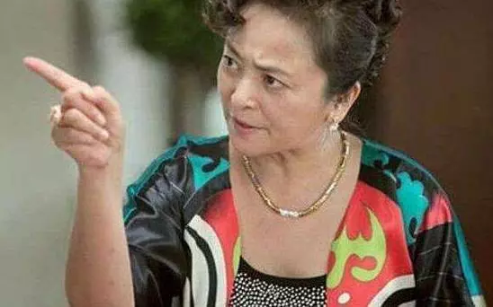 婆婆出錢讓我去旅遊,半路忘帶錢包折返,聽到婆婆的話我撕心裂肺