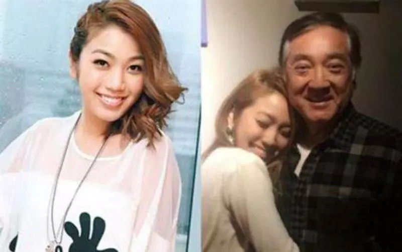 74歲秦沛外出逛街,與妻子同框像兩代人,手挽手羨煞旁人