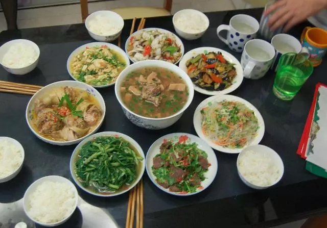 婆婆總說我做飯好吃,無意聽到她和鄰居的對話,我蹲在家門口哭!