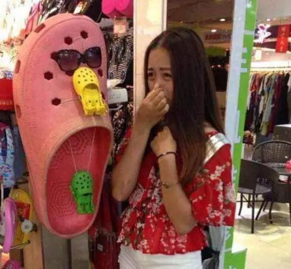 23張照片讓我笑到肚子痛!妹子的胸好挺啊!美女,風太大了,再不躲起來就要掉出來了!