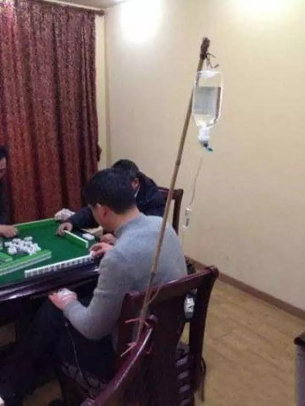 23張照片讓我笑到肚子痛!妹子的胸好挺啊!美女,風太大了,再不躲起來就要掉出來了!