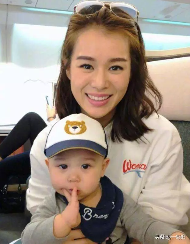 39歲胡杏兒曬二胎孕照,一身蟒蛇裝超搶鏡,老公貼身護妻羨煞旁人