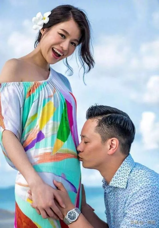 39歲胡杏兒曬二胎孕照,一身蟒蛇裝超搶鏡,老公貼身護妻羨煞旁人