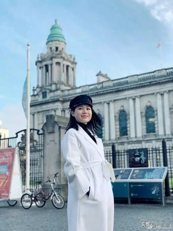 39歲胡杏兒曬二胎孕照,一身蟒蛇裝超搶鏡,老公貼身護妻羨煞旁人